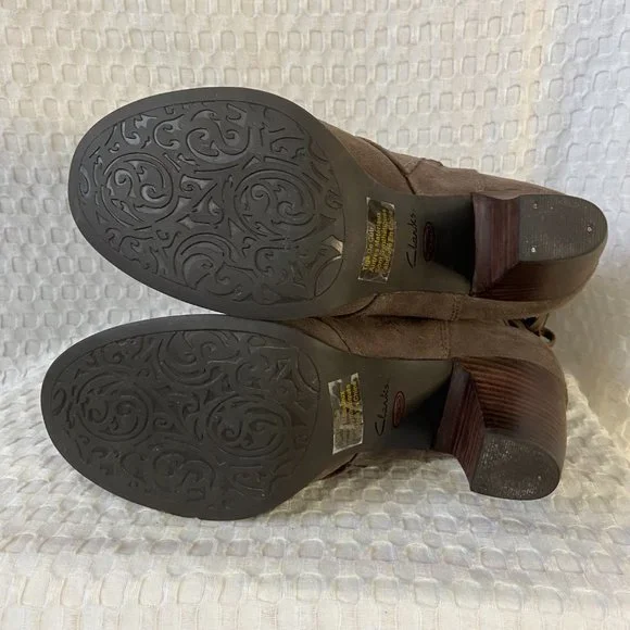 Clarks NWOT Suede Alpine Andi Ankle Heeled Lace Up Bootie Taupe Women's Size 8 - Picture 10 of 16